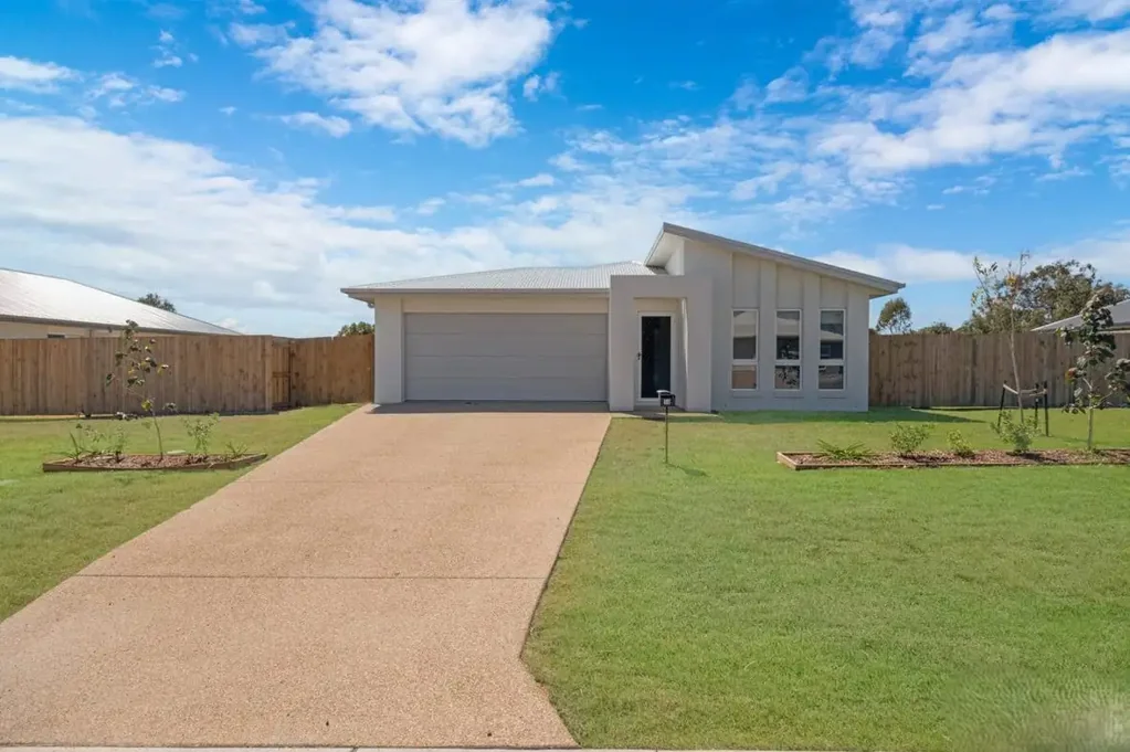 4 Bedroom 3 Bathroom Home in Hidden Valley!