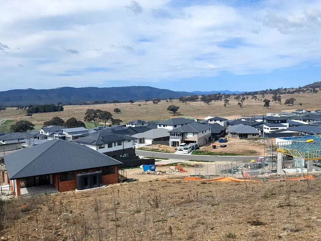 Googong  Blue ribbon street, large block and magnificent views