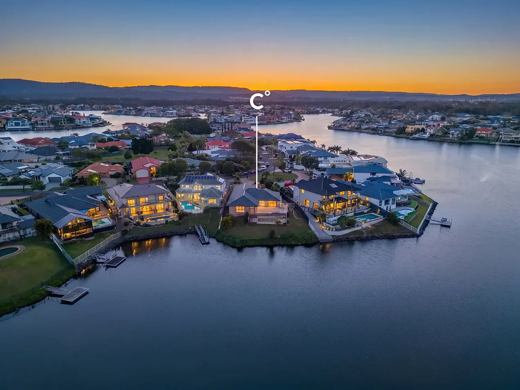 Clear Island Waters 4ਬੈੱਡਰੂਮ Great Value Family Home - 30m of Waterfrontage - Large 1,000m2 Block