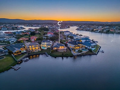 Clear Island Waters 4chambre Great Value Family Home - 30m of Waterfrontage - Large 1,000m2 Block