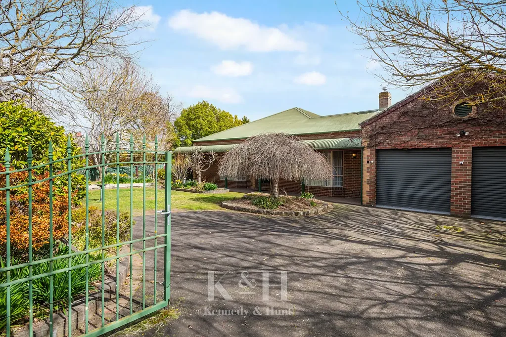 New Gisborne 3ਬੈੱਡਰੂਮ Character, Potential and Location – 1,342 m2 (approx.)