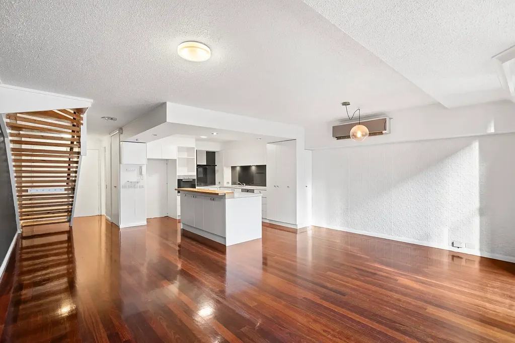 Spacious Two-Level Apartment in Prime Location Near Albert Park Lake