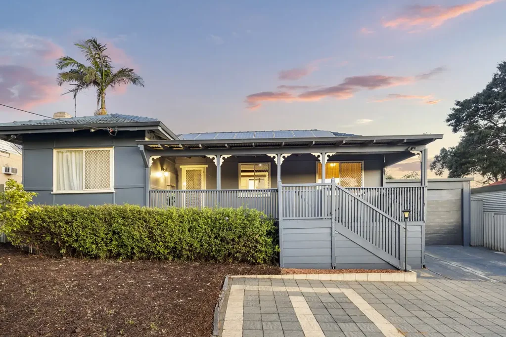 Calista 3Zimmer Why: Overflowing with appeal, this inviting abode offers space, style and location, with a generous garden setting for relaxation throughout