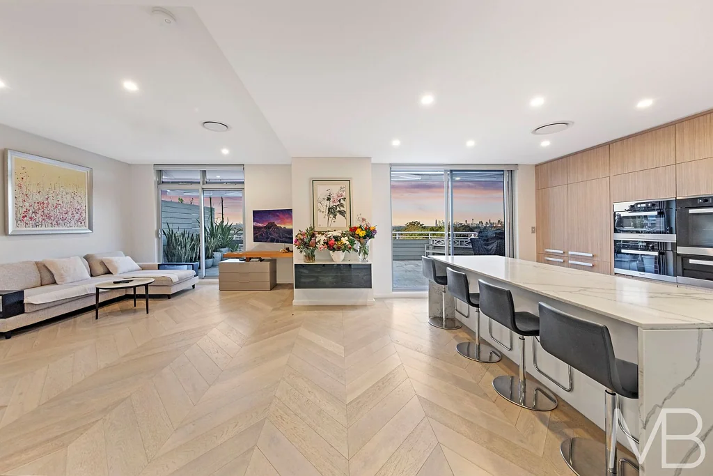 Top-Floor Luxury Apartment with Iconic Sydney Views near Schools