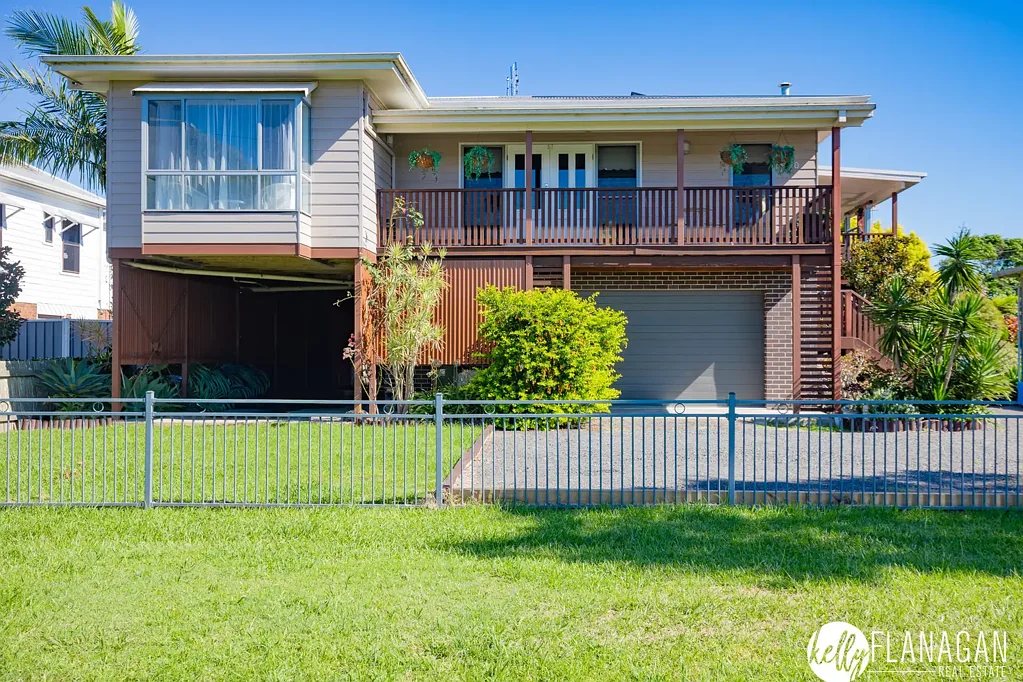 Gladstone 3房  A Stand-Out Home, 5 Tonne Lift, Rural Views, Rear Lane Access, Shedding, Quaint Coastal Village Life - 948sqm Block