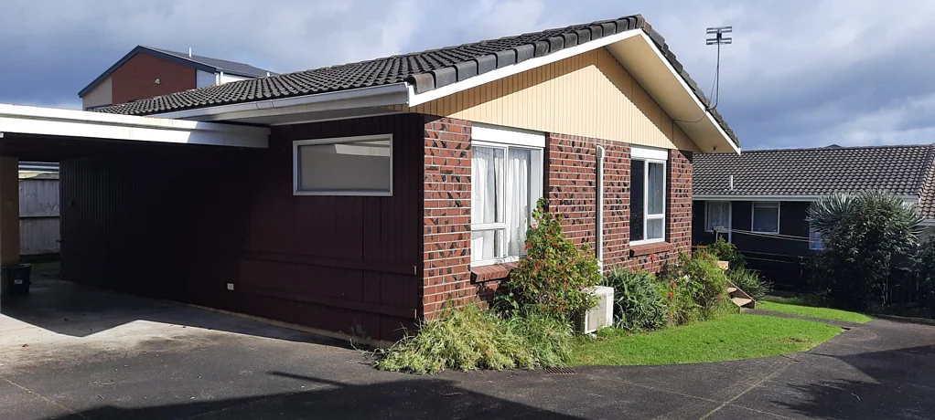 Convenient 2 bedroom home moments to Titirangi Golf Course.