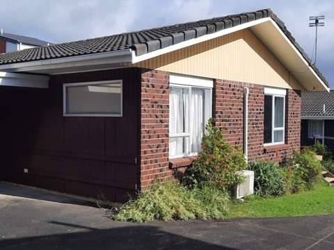 Convenient 2 bedroom home moments to Titirangi Golf Course.