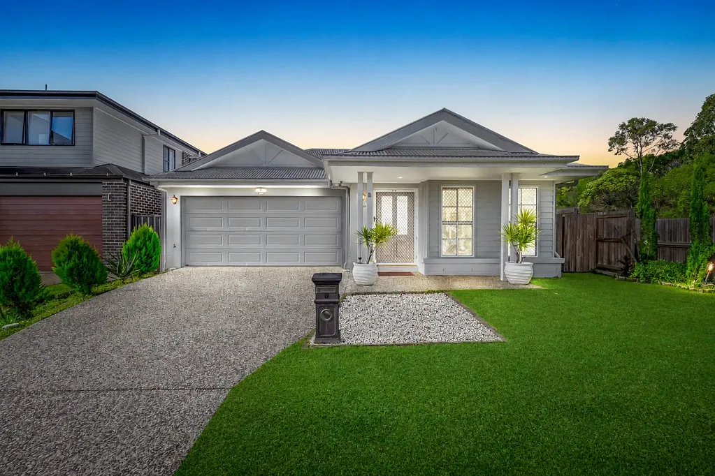 Mango Hill 4chambre Stylish Family Home with Designer Kitchen & Sparkling Pool