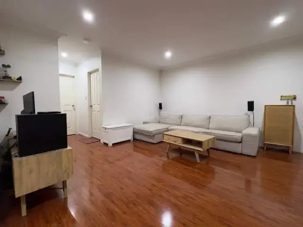 2 bedroom unit in a Convenient Location