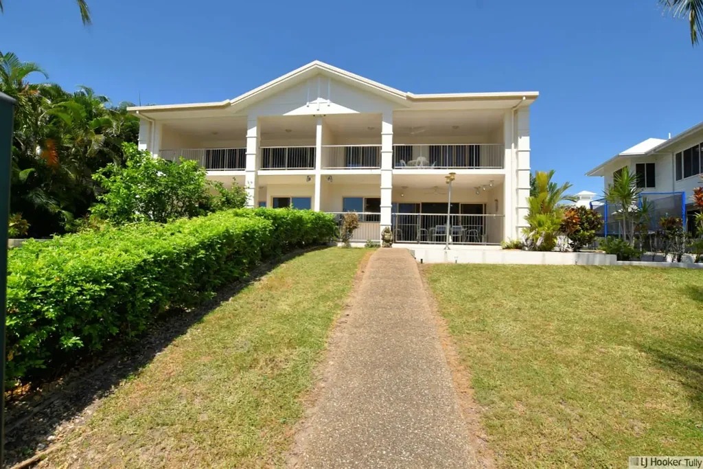 Cardwell 4 Bedroom THE ULTIMATE IN LUXURY LIVING WITH PRIME WATERFRONT POSITION