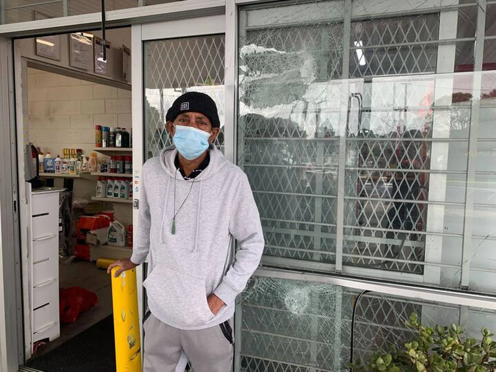 24小时内第3起飞车抢劫，8人4车强闯奥克兰加油站，商家怀疑人生