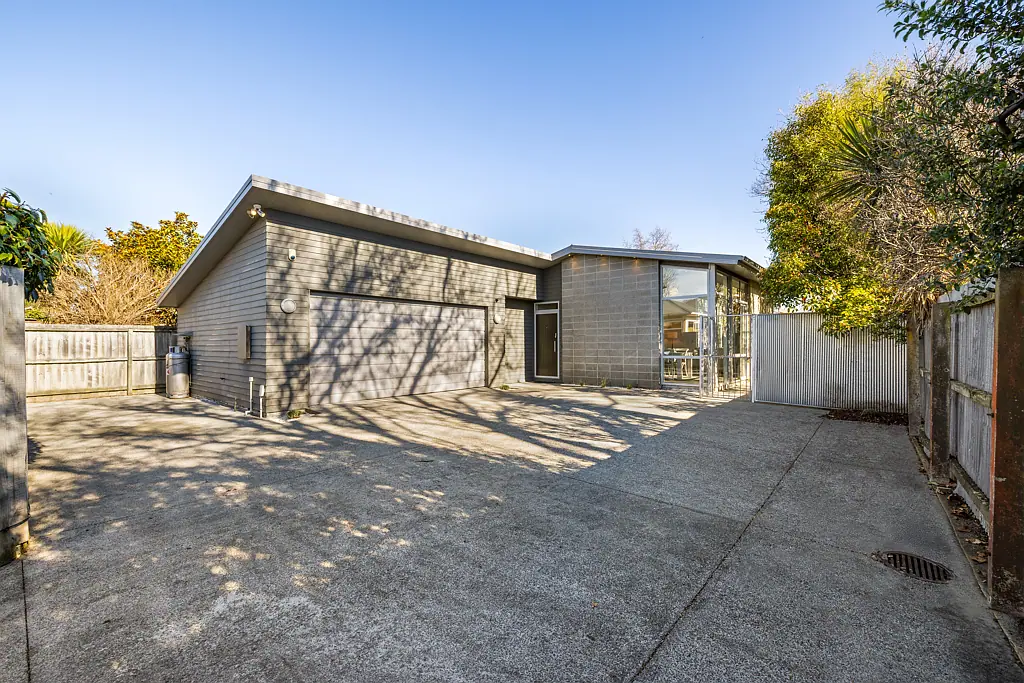 Saint Albans 3 Bedroom Contemporary Cool in Zone!