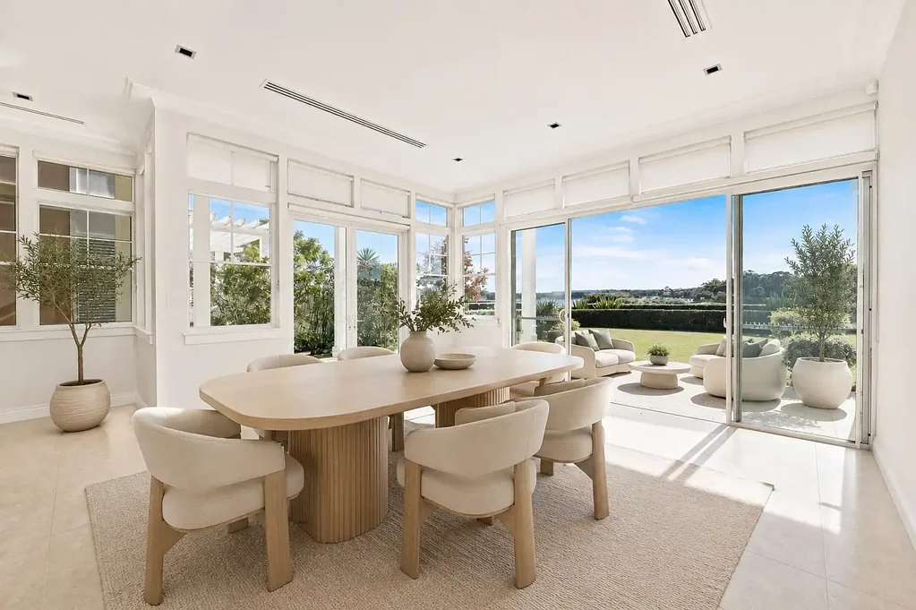 Prestigious Waterfront Harbour Manor on Peninsula Drive