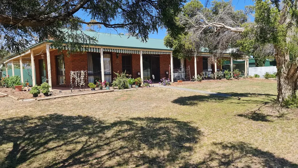 Berrigan 3 Slaapkamer 3-BEDROOM RENOVATED BRICK VENEER HOUSE WITH A BIG WORKSHOP