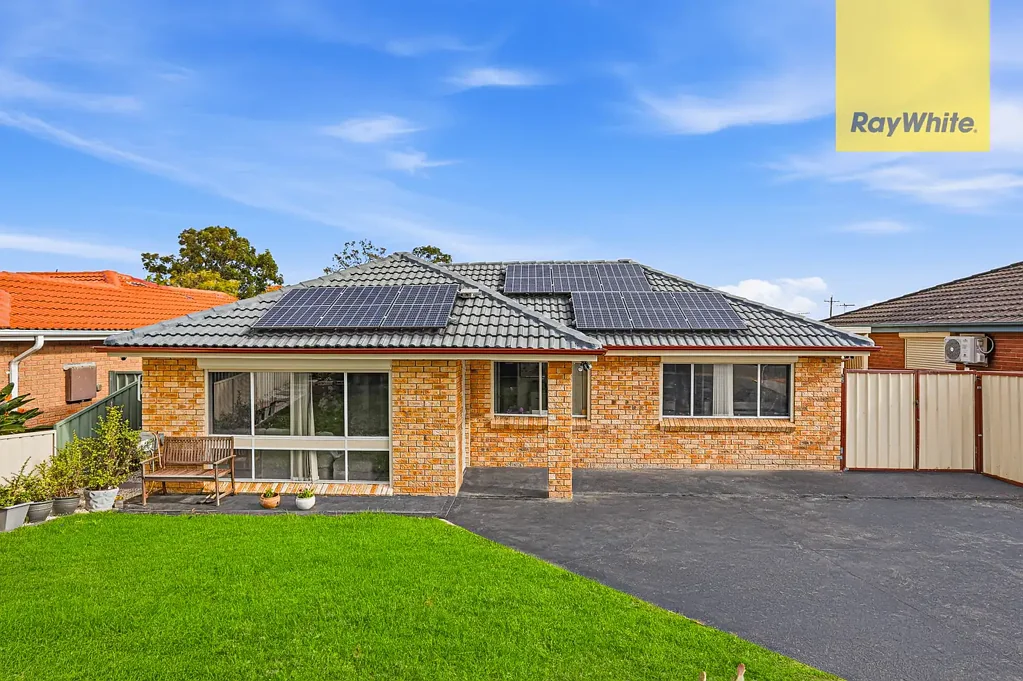 Doonside 6غرفة نوم Dual-Income Opportunity on 557sqm - House + Granny Flat in Doonside
