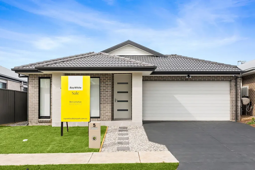 Huntley 4 Bedroom Stylish Family Living in a Modern 4-Bedroom Home
