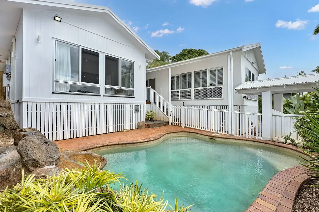Mooroobool 4ਬੈੱਡਰੂਮ Stunning spacious city-fringe sanctuary