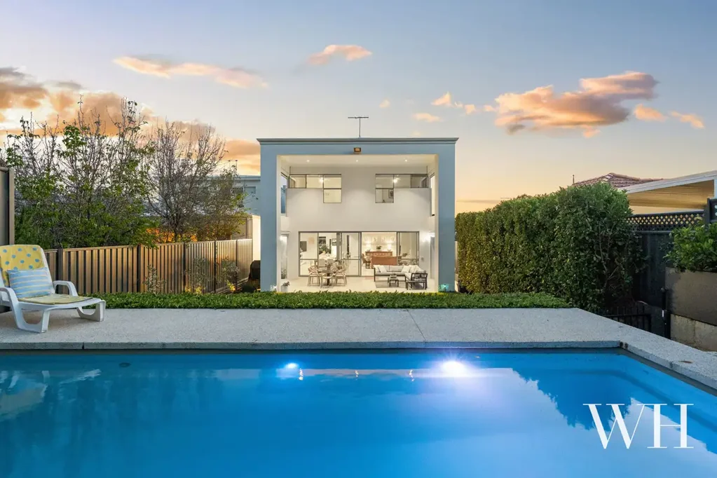 Bicton 5ਬੈੱਡਰੂਮ Quiet Luxury Meets Refined Riverside Family Living