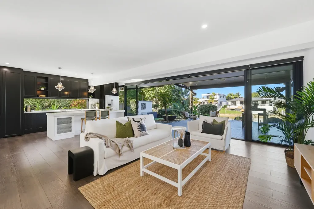 Bundall 5غرفة نوم New to Market - Sprawling Single Level Waterfront -dual living opportunity- 
Interstate investor wants it Sold- Hurry to Secure