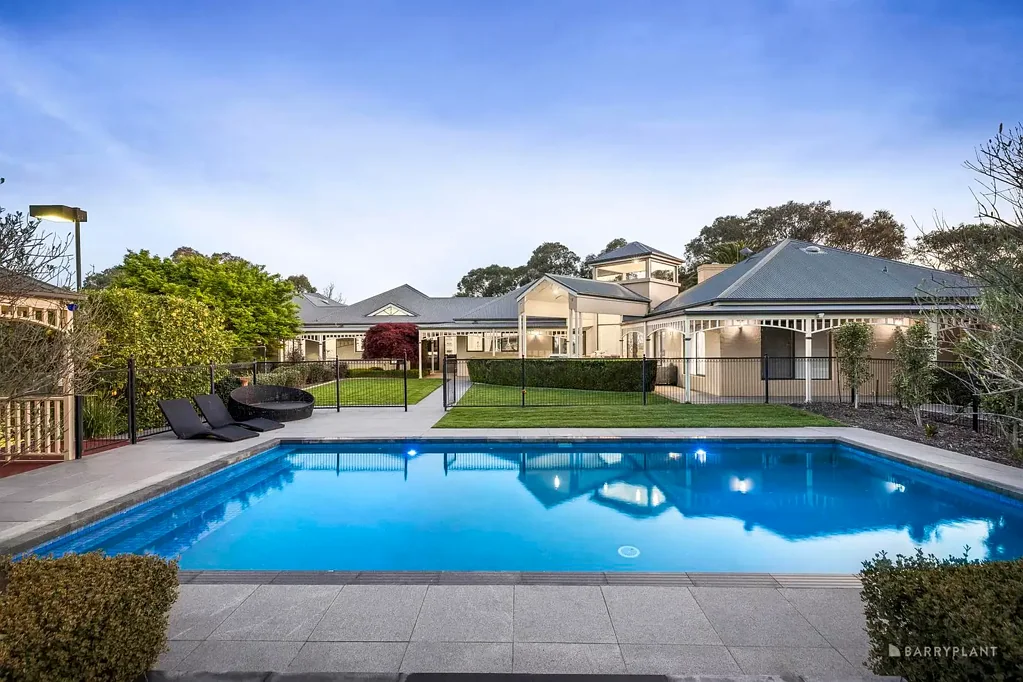 90 Bells Hill Road, Research, VIC 3095