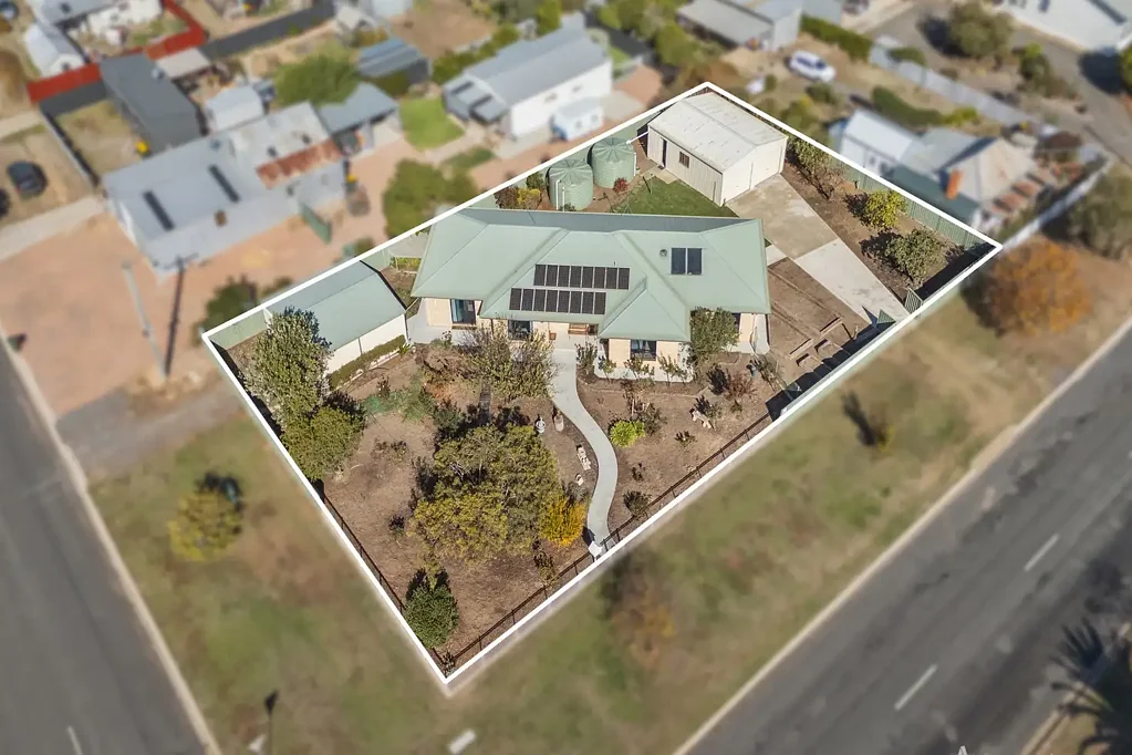 Carisbrook 3部屋 Stylish Family Living on a Prime Corner Block, 2 Oversized Double Garages!