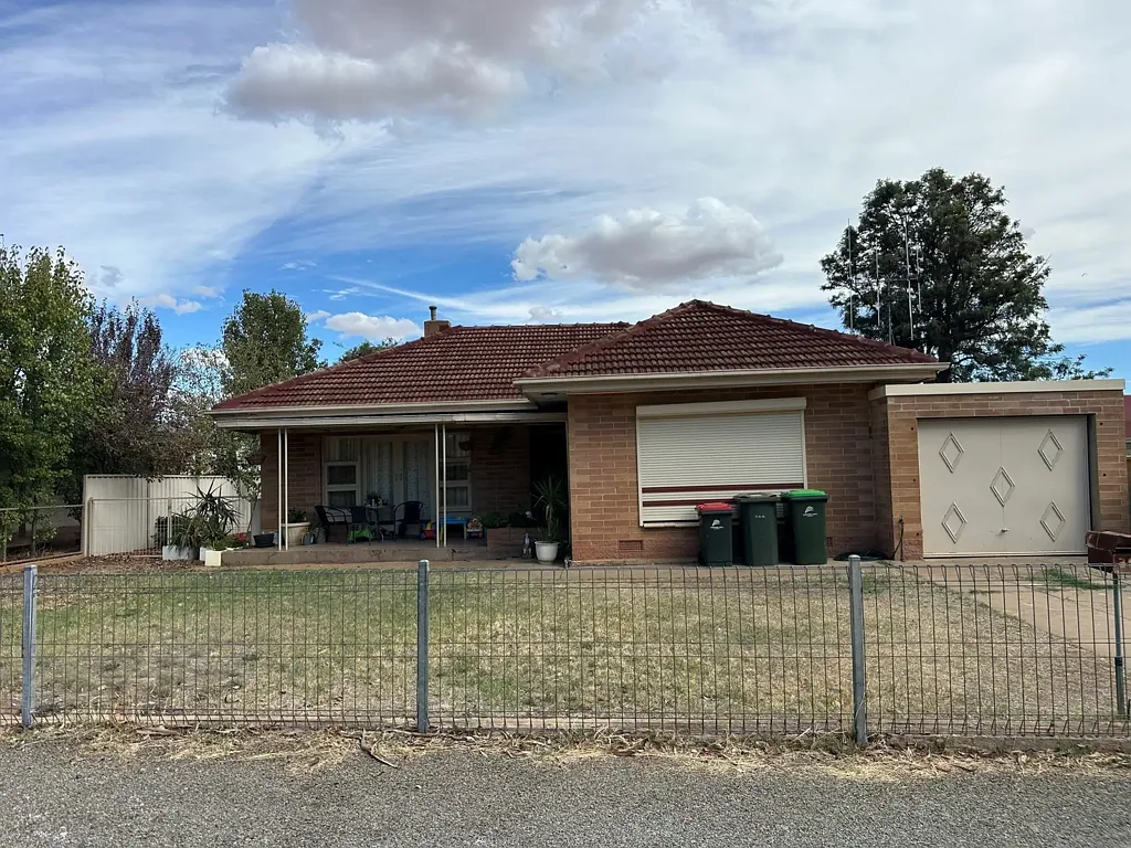 Jamestown 4Habitaciones Solid Double Brick Home – Spacious, Comfortable & Full of Potential