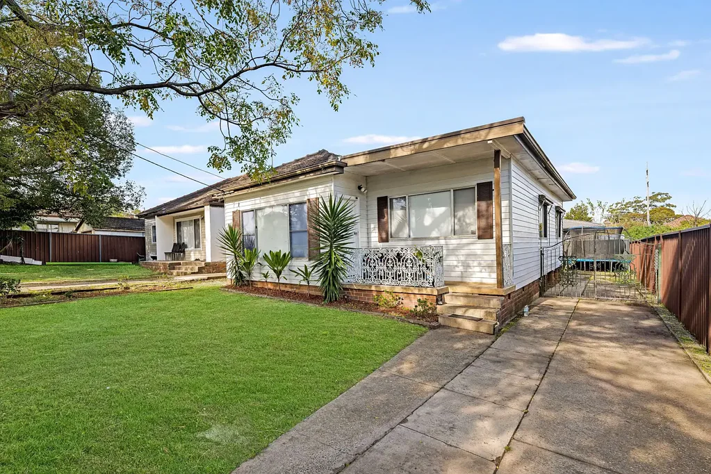 Birrong 5房 Birrong 静街双住宅，3卧主住宅+2卧老年人住宅，宽敞明亮，现代装修，私密庭院，便利生活，投资回报可观。 Dual Income Opportunity in Prime Location - Walk to Station, Shops & Schools