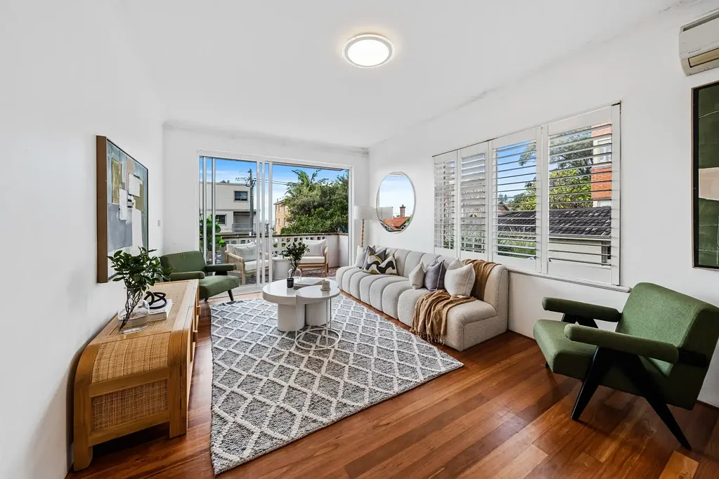 Coogee 3ห้องนอน Spacious Beachside Garden Apartment in Prime Location. Great Investment/Home Buy