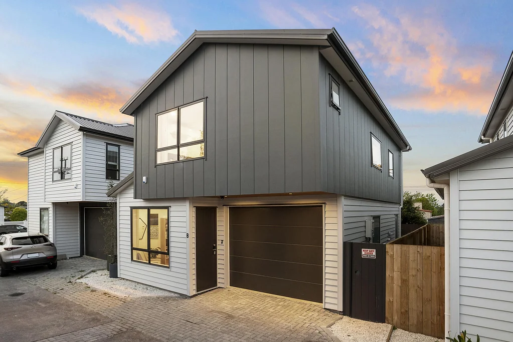 New Lynn 3침실 Standalone, Freehold & Thoughtfully Upgraded
