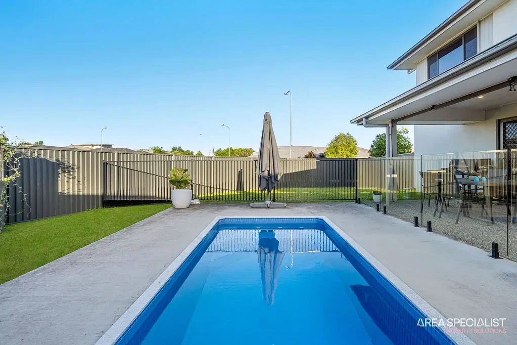 Pimpama 4房  Poolside Family Living | Corner Block Home in Prime Location
