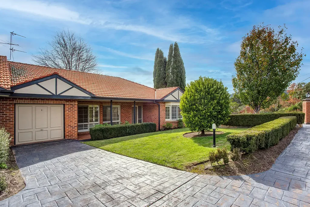 Bowral 2Kwarto 'Tor Lodge'  - the living is easy and impressive!
