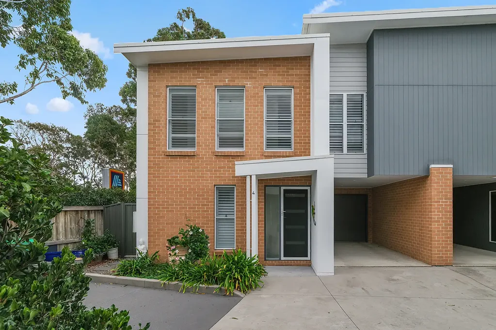 Fletcher 3房  Fully Furnished, As-New Townhouse with Double Parking in Family-Friendly Fletcher