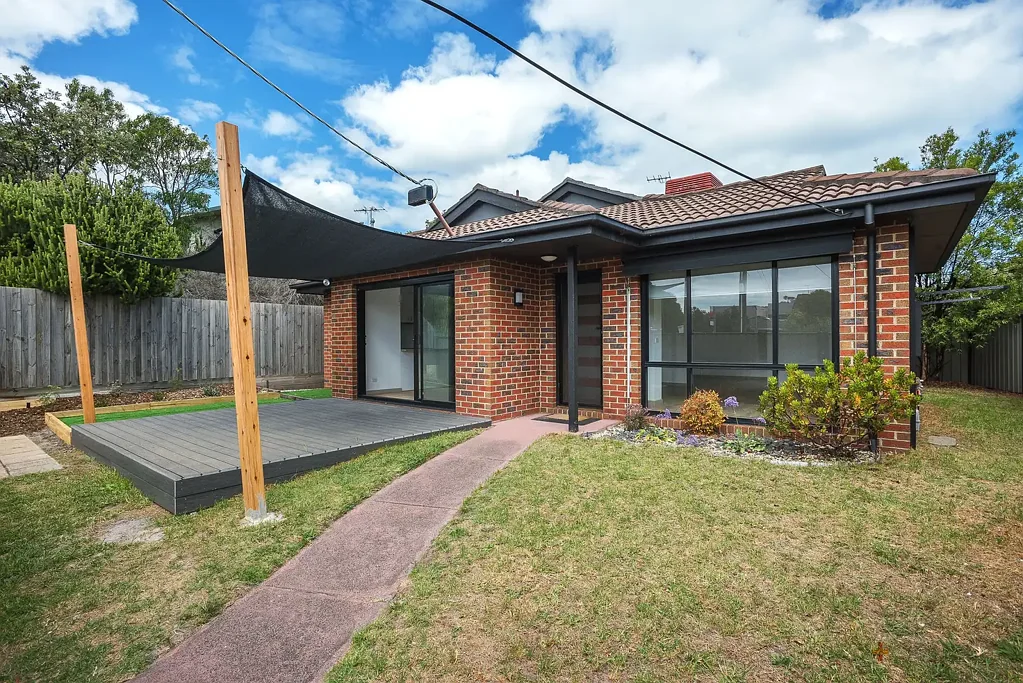 FULLY RENOVATED | PRIME LOCATION | BAYSIDE LIVING
