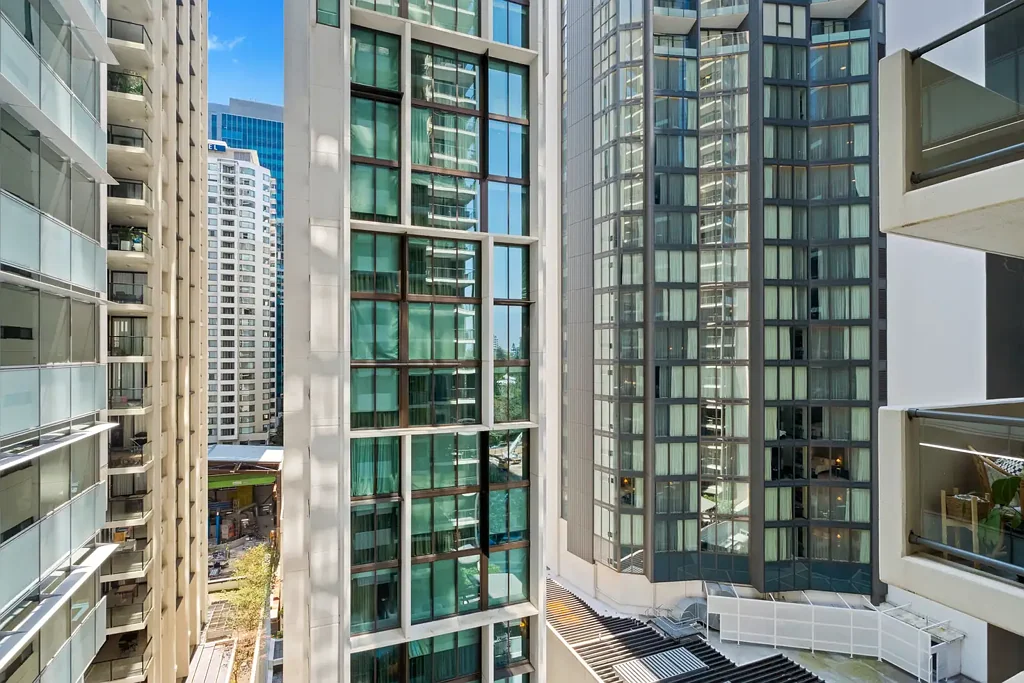 Brisbane City 1 Slaapkamer Entry-Level Opportunity: 70sqm One-Bedroom + Study in Sought-After Location!