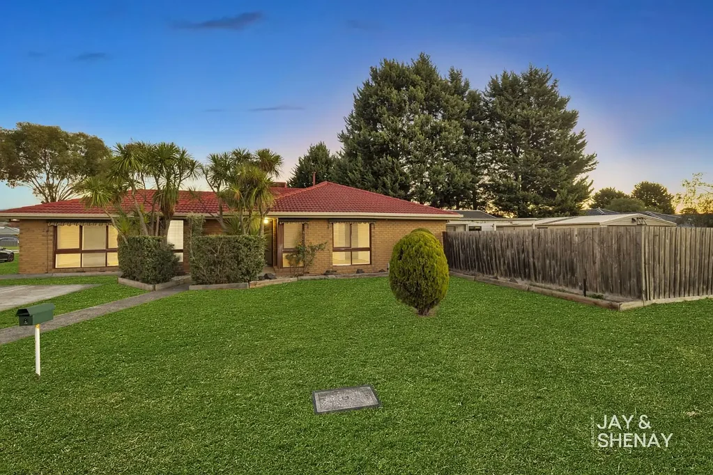 8 Kinloch Gardens, Endeavour Hills, VIC 3802