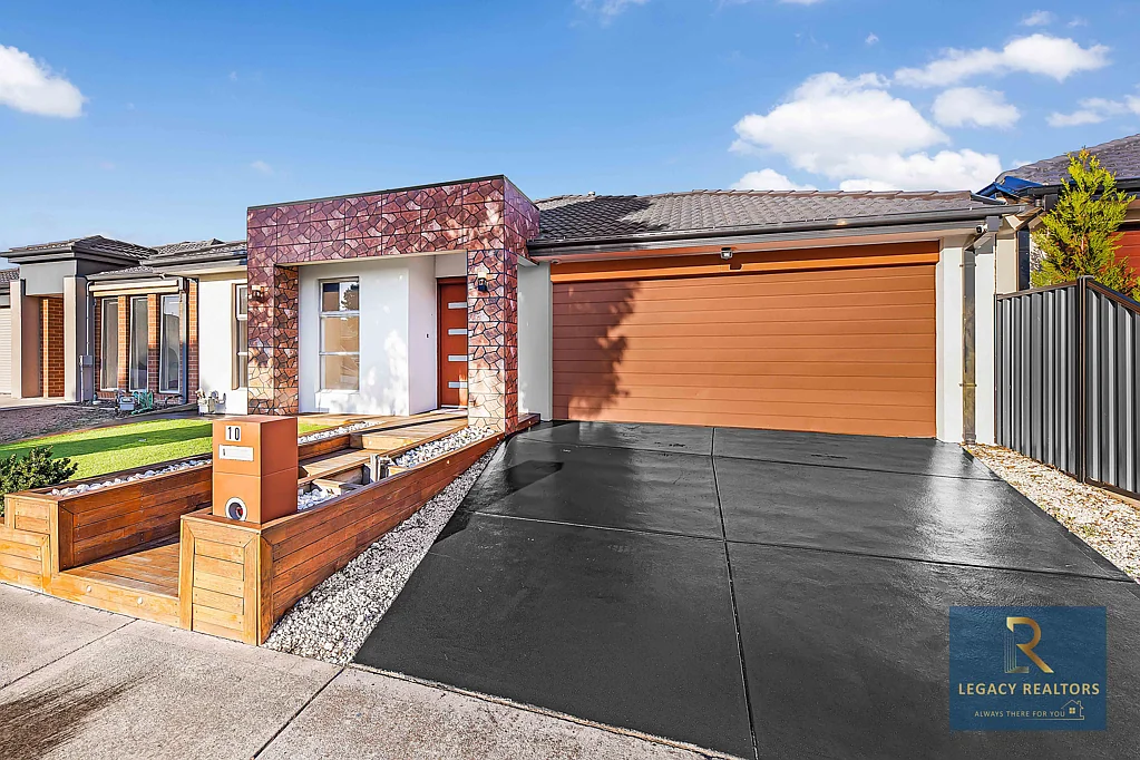 Truganina 4 Bedroom Luxury Living - Newly Renovated Family Home in Prime Truganina Location Walking Distance to 3 Major Schools