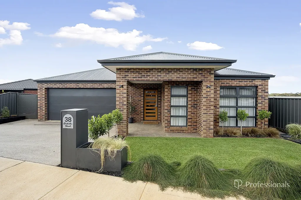 Maryborough 4 Bedroom Pristine Family Home with Dedicated Caravan Shed