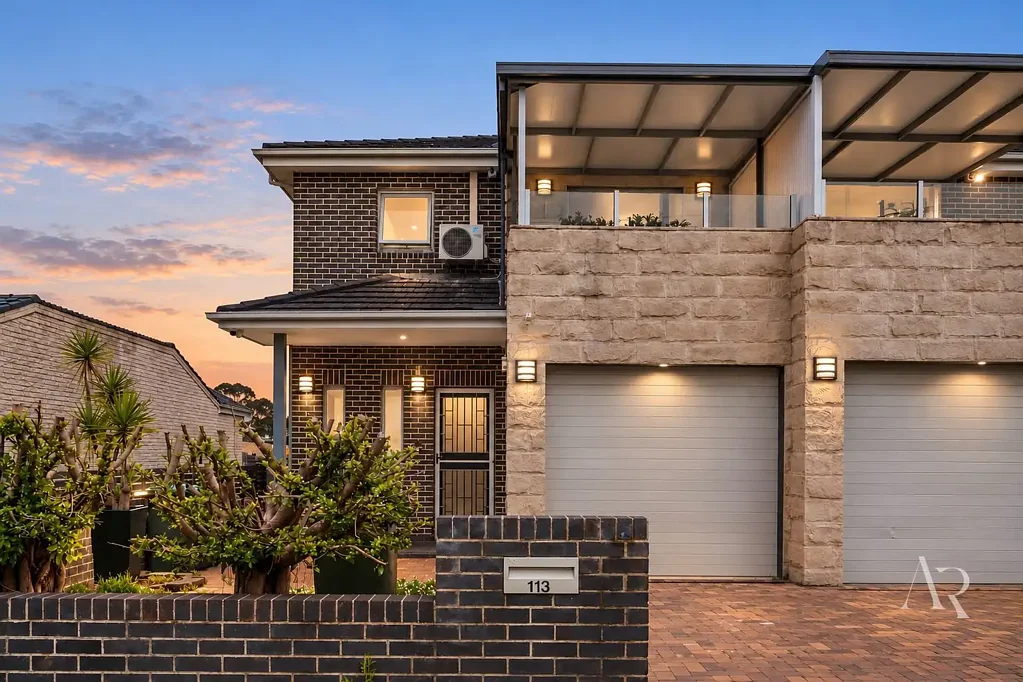 Condell Park 4房 精美翻新联排别墅，直通公园 Beautifully Renovated Duplex with Direct Park Access