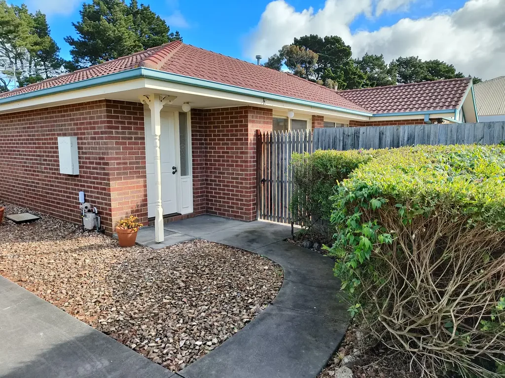 Great location ,close to schools and walk to shops .This property must be viewed to appreciate ,relax in a sun soaked north facing lounge , new carpet