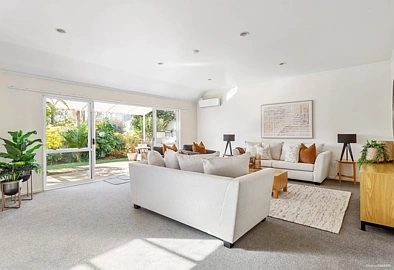 3-rooms 2-bathrooms house for rent in Zone of Westlake Girls, Takapuna Grammar and Rosmini College.