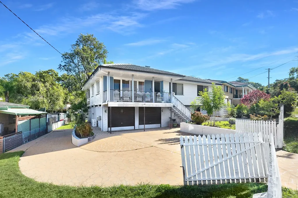 Arana Hills 3ਬੈੱਡਰੂਮ A Renovator's Dream with 3 Bedrooms, Sunroom, and Original Style – Perfect for Every Family!