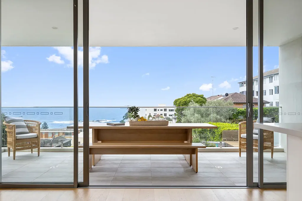 Coogee 2房 海景圣地，东北角两卧室住宅，宽敞露台，Miele厨房，Carrara大理石套间，私人停车位。阳光起居区，Wedding Cake Island美景，欧洲橡木地板，公共区域，宠物友好。步行库吉海滩，Wylie's Baths，Coogee Pavilion，交通便利。 Breathtaking Ocean Views Over Wedding Cake Island, This Magnificent Sanctuary  Is Metres From The Coast