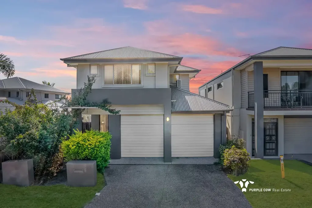 Modern Family Living in the Heart of Springfield Lakes