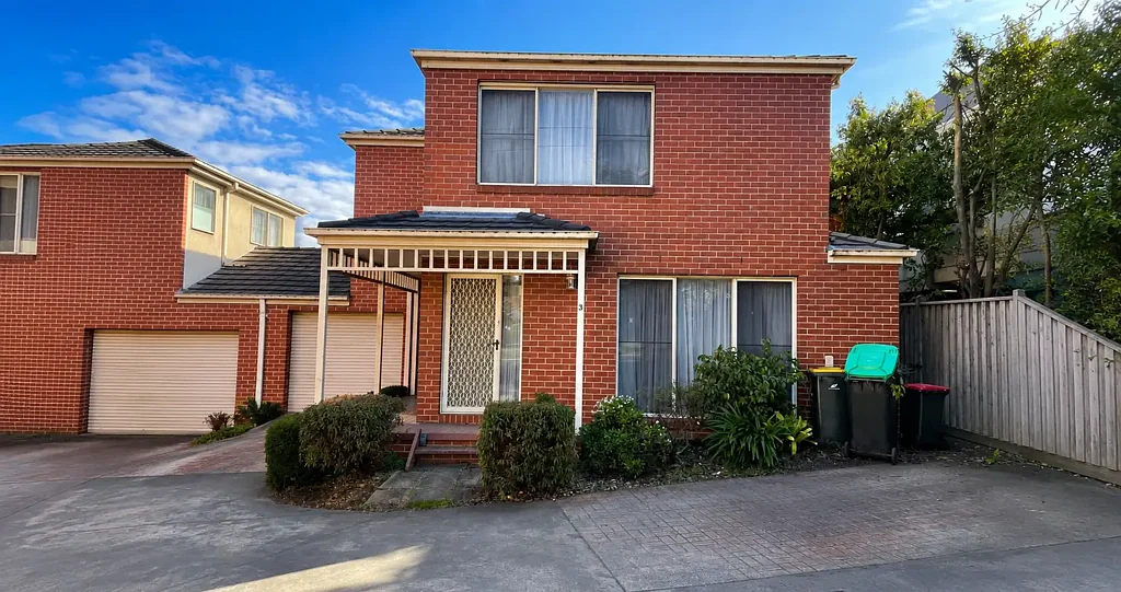 Stylish 3-Bedroom Townhouse in Convenient Doncaster East Location