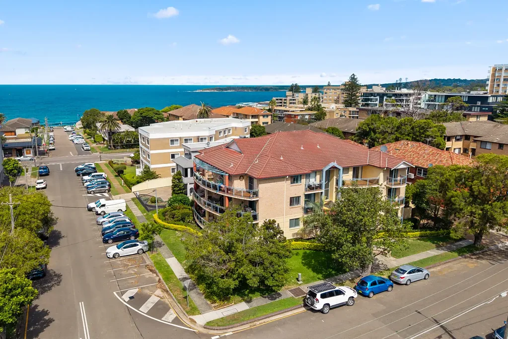 Cronulla 2房 顶层朝北公寓 自然光线水景 额外屋顶空间使用权 双车位锁车库 premium步行位置 近海滩公园火车站 便利设施近在咫尺 Top Floor, North Facing, Water Views in Boutique Block of 12