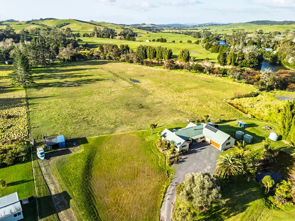 Paihia 4房  10-Acre Farmlet: The Ultimate Family & Horse Haven
