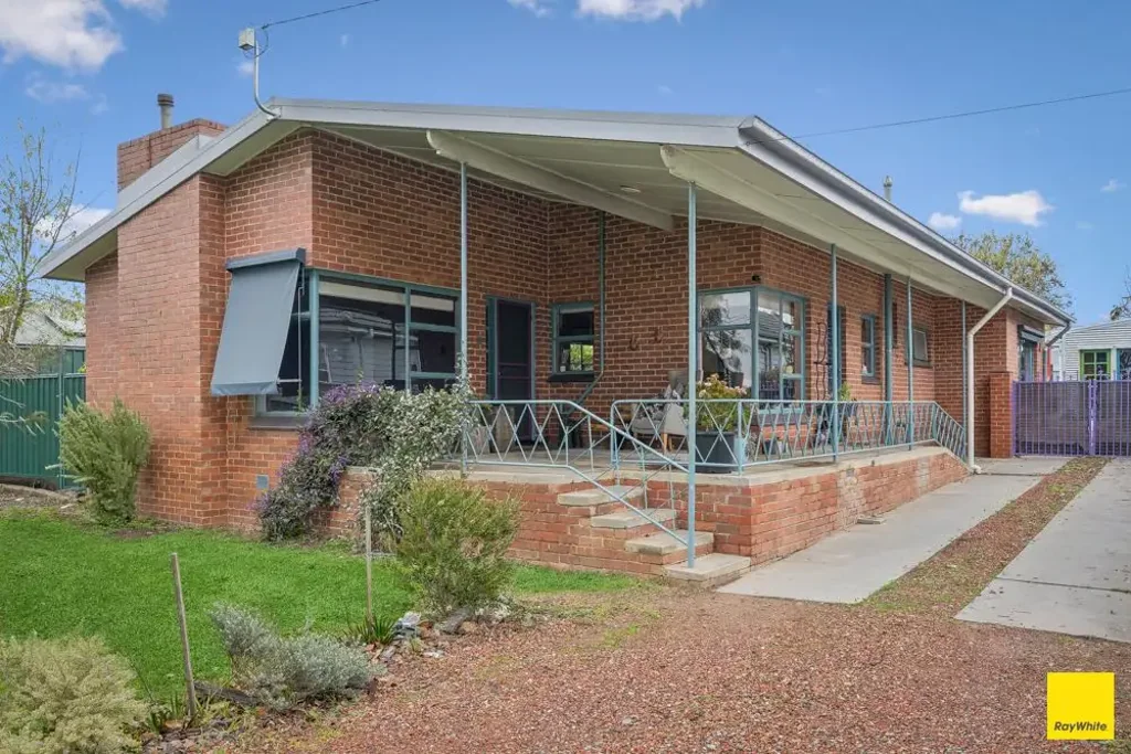 Golden Square 4房  Funky fresh renovated brick home in central Golden Square!