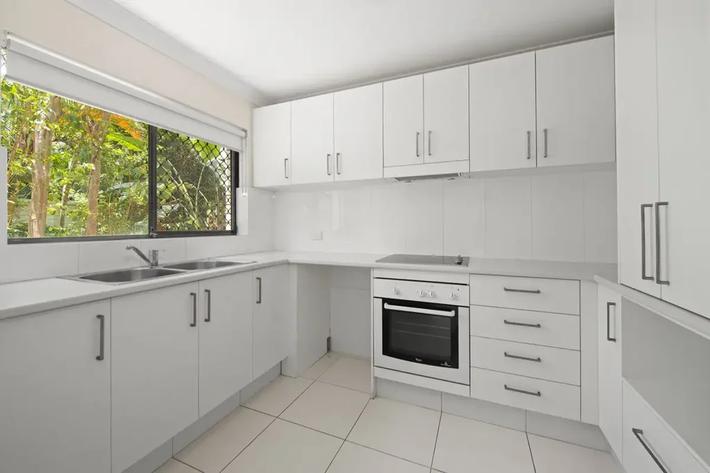 2 BEDROOM GROUND FLOOR APARTMENT... STEPS TO THE BEACH