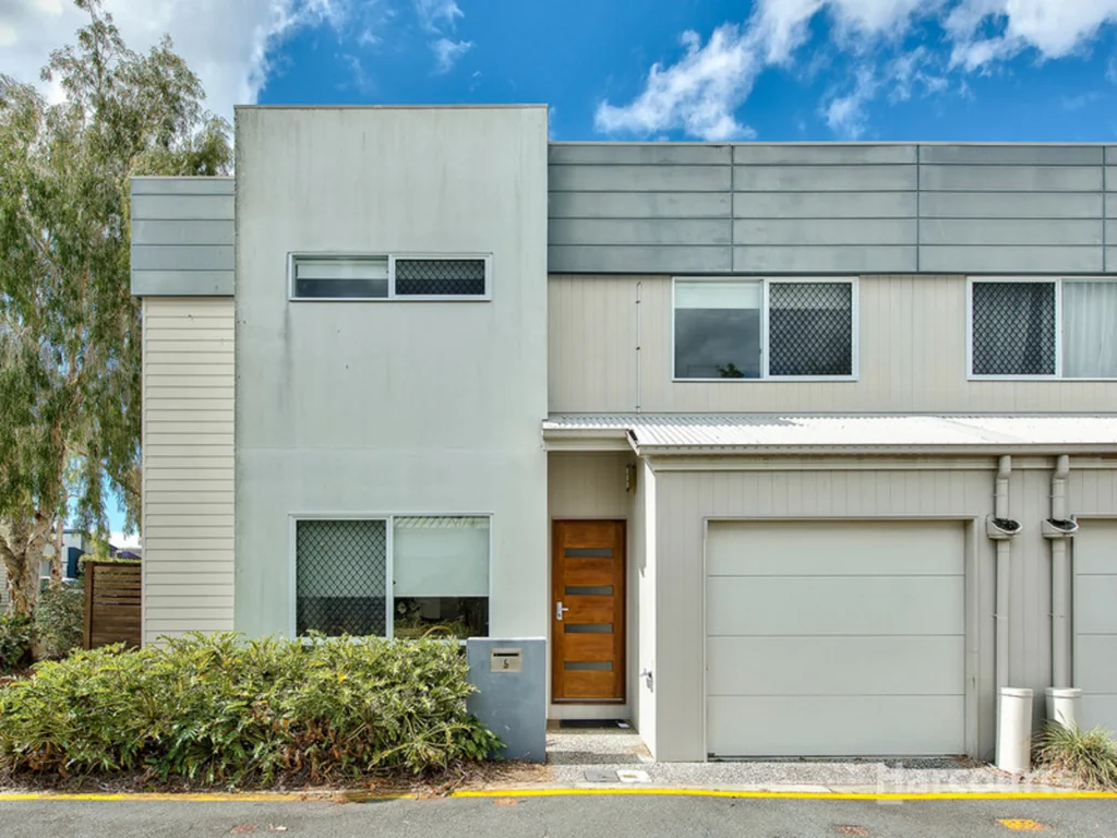 Modern, Low-Maintenance Living in Fitzgibbon!