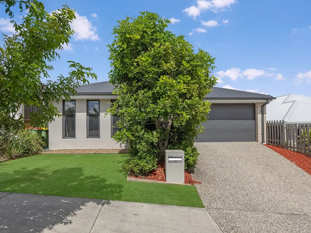 19 Cambridge Way, Ripley, QLD 4306